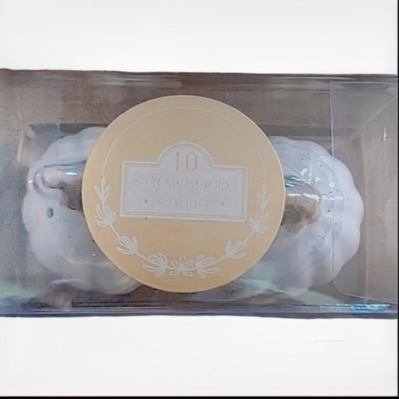 NEW 10 Strawberry Street white ceramic pumpkin salt and pepper shakers - Picture 2 of 2